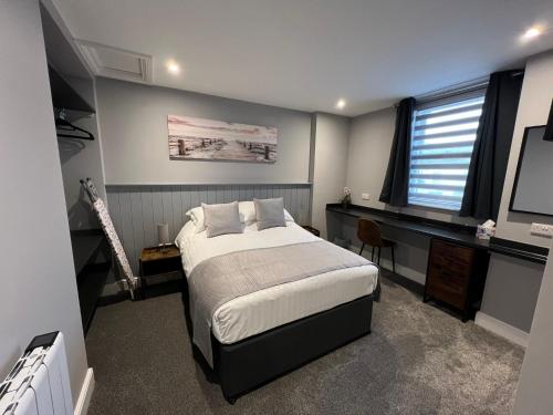 Giường trong phòng chung tại The Globe Apartments