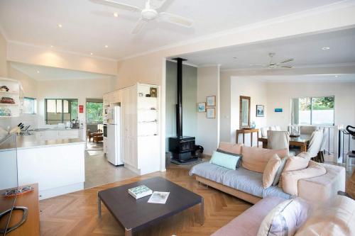 un salon avec un canapé et une table dans l'établissement Dream Weaver, à Bawley Point