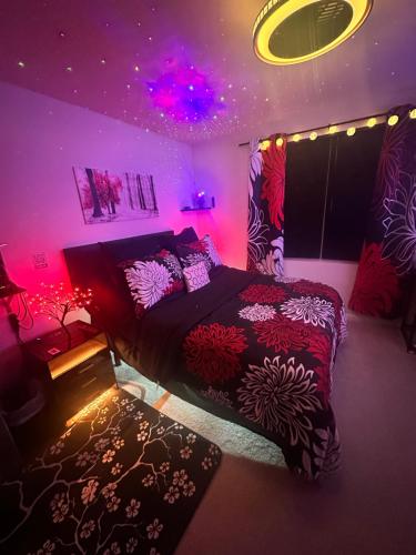 una camera con 2 letti e illuminazione rosa di Japanese Theme Private Suite a Suffolk