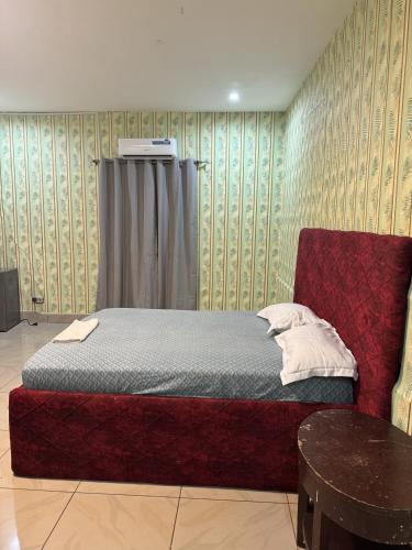 una camera da letto con un letto e un tavolo di Hôtel Africa Pas Chers a Conakry