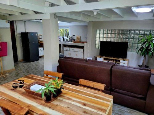 een woonkamer met een bank en een tafel bij Loki Baan Paa in Ko Kood