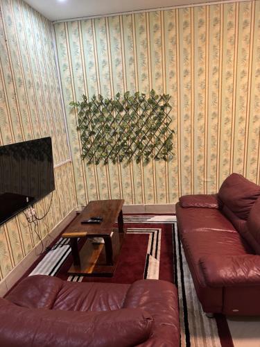 un soggiorno con un divano e un tavolo di Hôtel Africa Pas Chers a Conakry