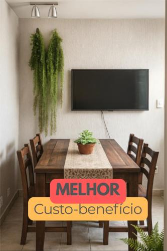 een eetkamer met een tafel met stoelen en een tv bij Terraza 450 BC - Varanda - Garagem - 450m praia - Wi-Fi 500 Mbps in Balneário Camboriú