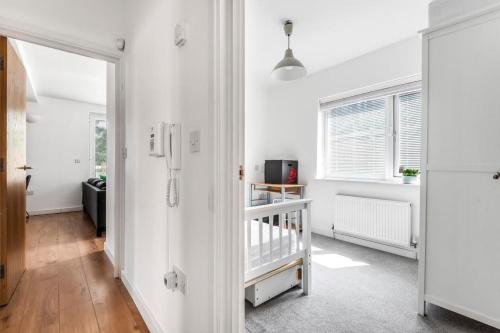 Giường trong phòng chung tại Modern 2 bedroom flat - 1 min walk from train station