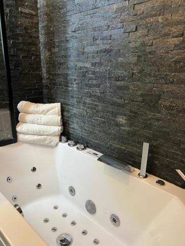 Et badeværelse på 2 Pièces d'exception au calme, neuf , 4 personnes, immense terrasse, vue époustouflante , Tout pédestre à 10m du funiculaire, baignoire balnéothérapie