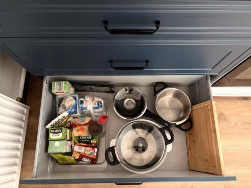 een koelkast gevuld met potten, pannen en eten bij U Reni in Bydgoszcz