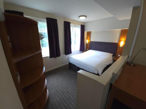 En eller flere senge i et værelse på Charter Hotel Bournemouth