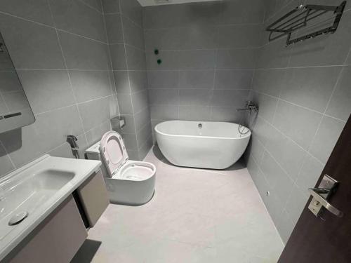 a bathroom with a tub and a toilet and a sink at Phú Thọ Hotel in Chú Mật