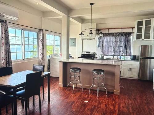 una cucina con un bancone, un tavolo e delle sedie di Koror ocean view a Koror