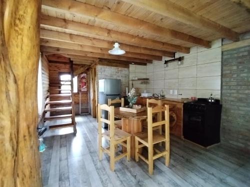 - une cuisine avec une table en bois et une cuisinière dans l'établissement El Estribo, à Lago Puelo