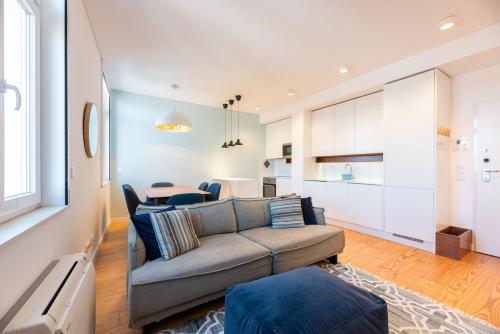 Bairro Alto Bright Apt with AC Elevator
