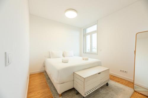 Bairro Alto Bright Apt with AC Elevator