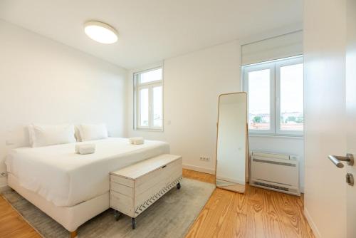 Bairro Alto Bright Apt with AC Elevator