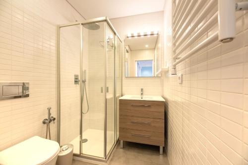 Bairro Alto Bright Apt with AC Elevator