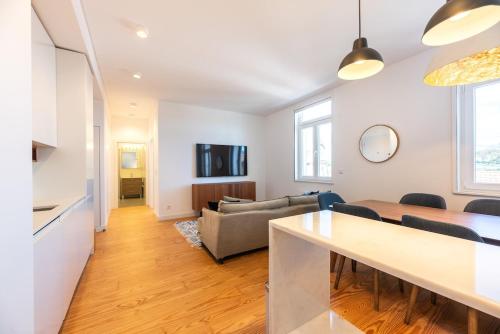 Bairro Alto Bright Apt with AC Elevator