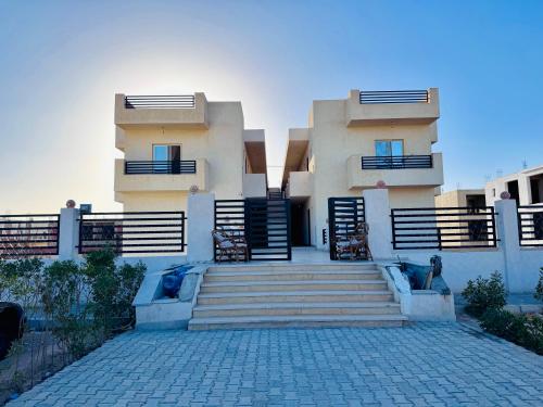 een gebouw met een trap ervoor bij Traveller Namma bay in Sharm El Sheikh