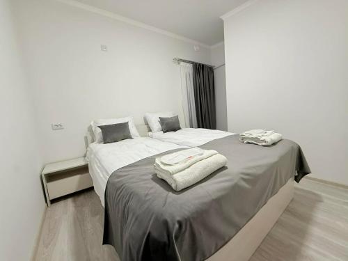 une chambre avec deux lits avec des serviettes dessus dans l'établissement Garden EVN Apartments, à Erevan