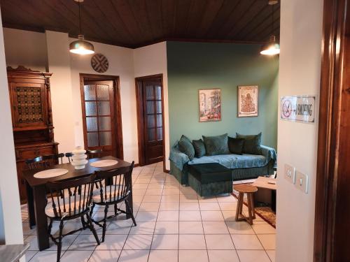 Khu vực ghế ngồi tại Αρχοντικό Βιζυηνού