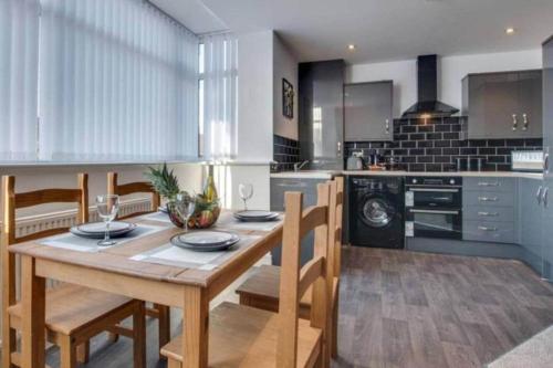 Kuchyň nebo kuchyňský kout v ubytování 2-Bedroom Serviced Apartment Marske-by-the-Sea 2