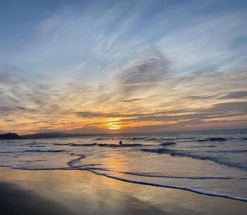 una persona è in acqua in spiaggia di Hotel Pueblo Alegre a Huamboya