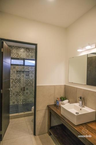 a bathroom with a sink and a shower at Cala los Mangos in Tamanique
