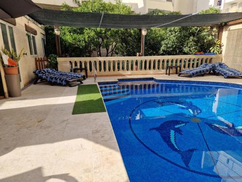 une piscine dans une cour avec dans l'établissement Saracini's Homestay, à Attard