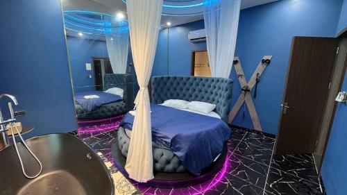 a bathroom with a bed and a sink and a mirror at Phú Thọ Hotel in Chú Mật