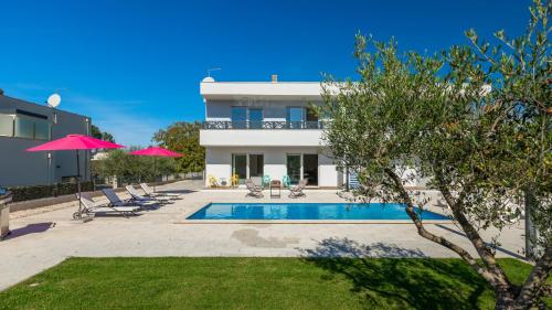 Modern villa Casa Storija with pool in Novigrad