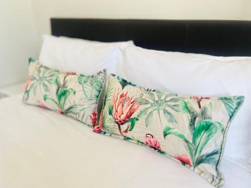 En eller flere senge i et værelse på Bahlaloga Studio Durbanville