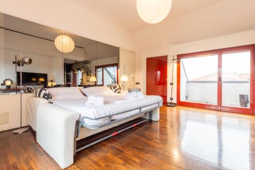 Chic Top Floor Studio in Central Milan