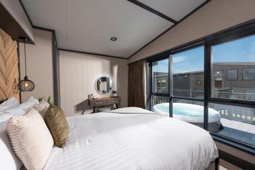 een slaapkamer met een groot bed en een balkon bij Clumber Park Lodges in Worksop