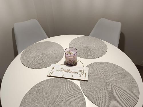 ein weißer Tisch mit einer Kerze darauf in der Unterkunft Civico 16 in Perugia