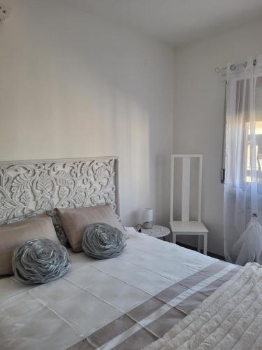 ein Schlafzimmer mit einem Bett und zwei Kissen darauf in der Unterkunft Civico 16 in Perugia