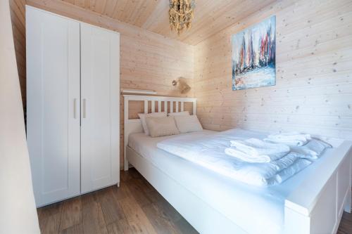 En eller flere senge i et værelse på Słoneczny Zakątek