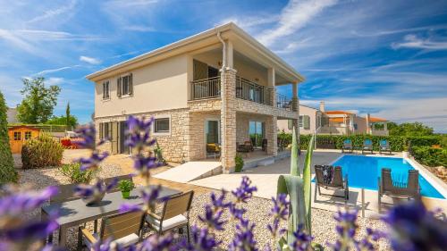 Beautiful Villa Casa Nova with pool in Brtonigla