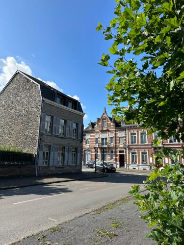 ein altes Gebäude vor einer Straße in der Unterkunft Spacieux studio rénové en centre ville - Apt7 in Givet