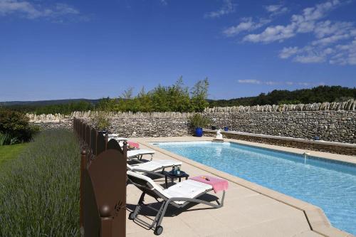Swimmingpoolen hos eller tæt på Gîte des Demoiselles en Luberon