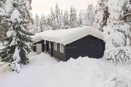 een kleine hut met sneeuw erop bij Cabin With Panoramic Views Over Trysil in Trysil