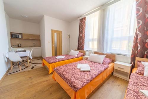 En eller flere senge i et værelse på Penzion Fako