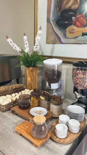 een tafel met eten en borden en een blender bij Nuevo Mundo in San Rafael