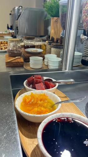 een toonbank met twee fruitschalen op een tafel bij Nuevo Mundo in San Rafael