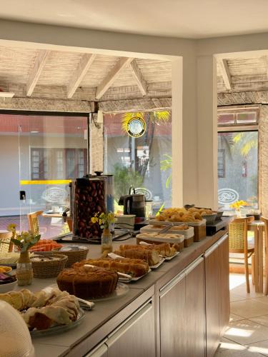 a buffet line with many different types of food at Pousada Larimor in Boicucanga