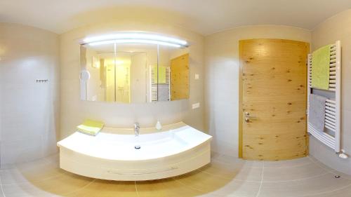 Koupelna v ubytování Karglhof Stammhaus