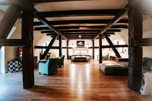 een grote woonkamer met houten balken bij Farmer Hotel Basedow & Spa in Basedow