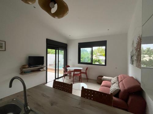 TV a/nebo společenská místnost v ubytování Case Ylang Blossom maison neuve avec piscine