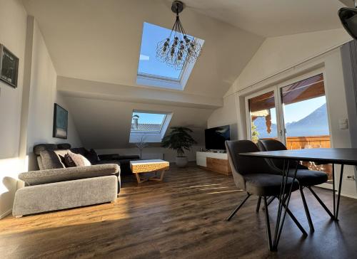 een woonkamer met een tafel en een bank bij Au 10 in St. Wolfgang