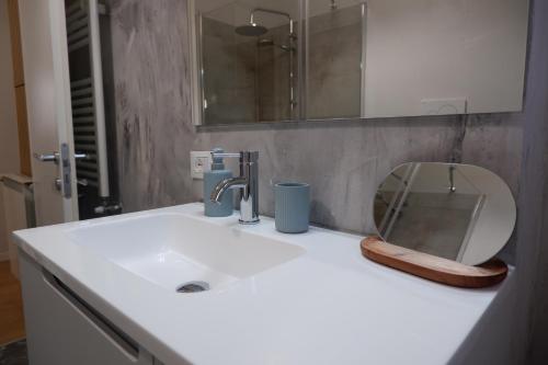 La salle de bains est pourvue d'un lavabo et d'un miroir. dans l'établissement La Casa del Borgo, à Rieti