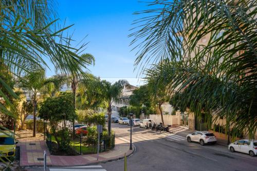 49 Comfortable 2-Bedroom Garden Apartment Close to