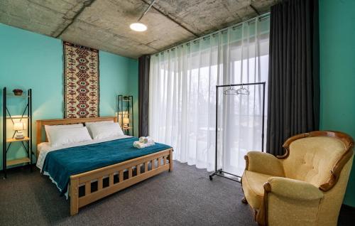 ein Schlafzimmer mit einem Bett, einem Stuhl und einem Fenster in der Unterkunft Paradiso Hotel in Telawi