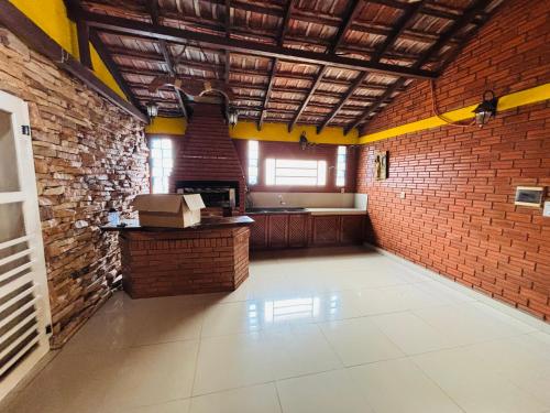 una grande camera con un muro di mattoni e un bancone di Casa Grande en Hohenau a Hohenau